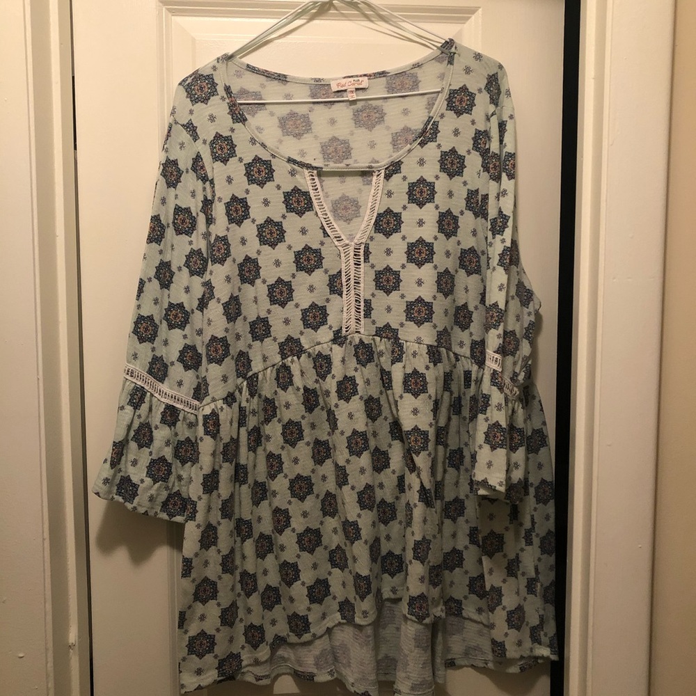 Cute light blue, patterned top